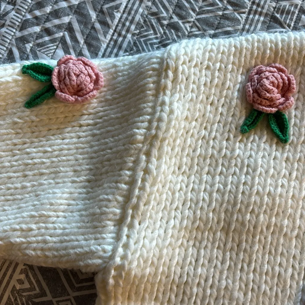 Forever 21 Cream Cardigan with Pink Floral Embroidery - Image 8