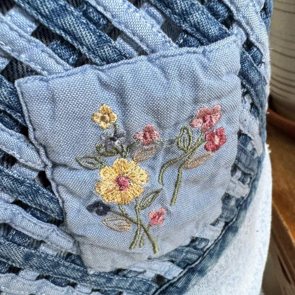 Title:
Vintage Floral Embroidered Denim Vest Cottagecore open weave‎ patchwork Blue Size M - Image 9