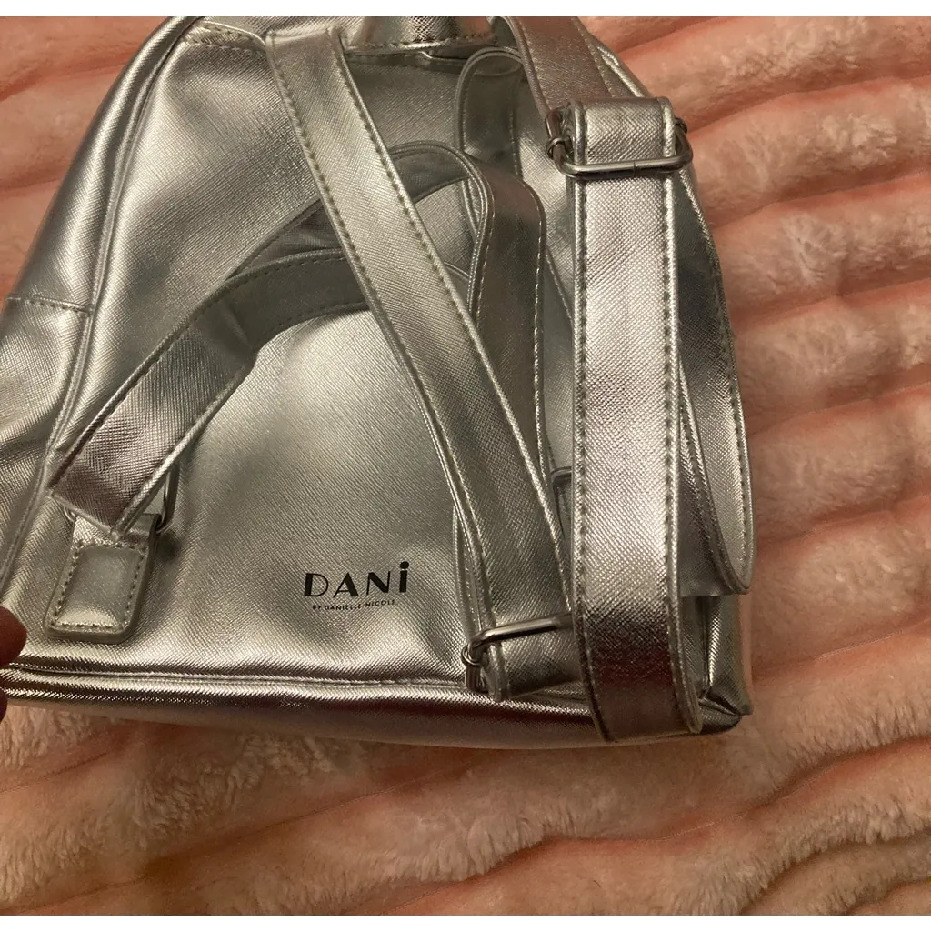 DANIELLE NICOLE DISNEY'S MINNIE MOUSE SILVER METALLIC BACKPACK - Image 4