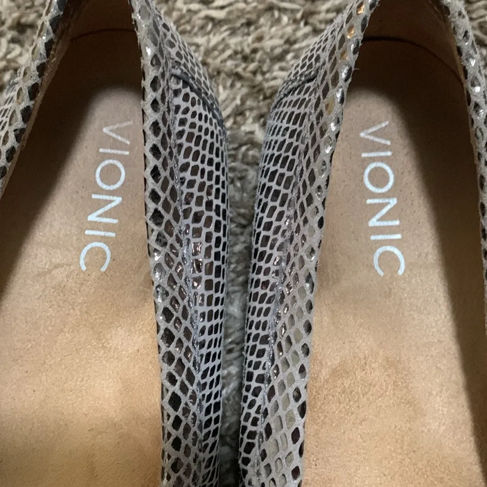 Vionic Silver Snake Print Larrun Leather Loafers woman size 6.5 - Image 3