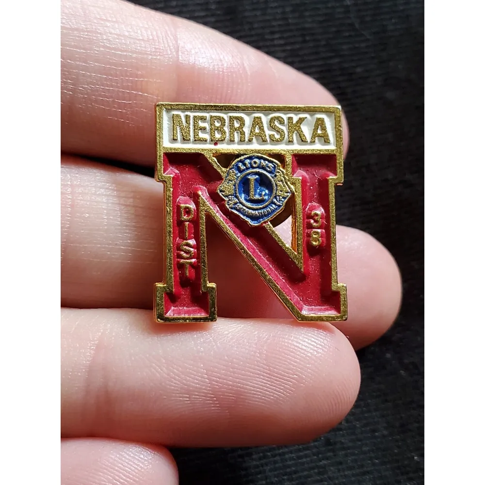 NEBRASKA Cornhuskers LIONS CLUB “N” Lapel Hat Pin Brooch Badge Red Gold … - Image 4