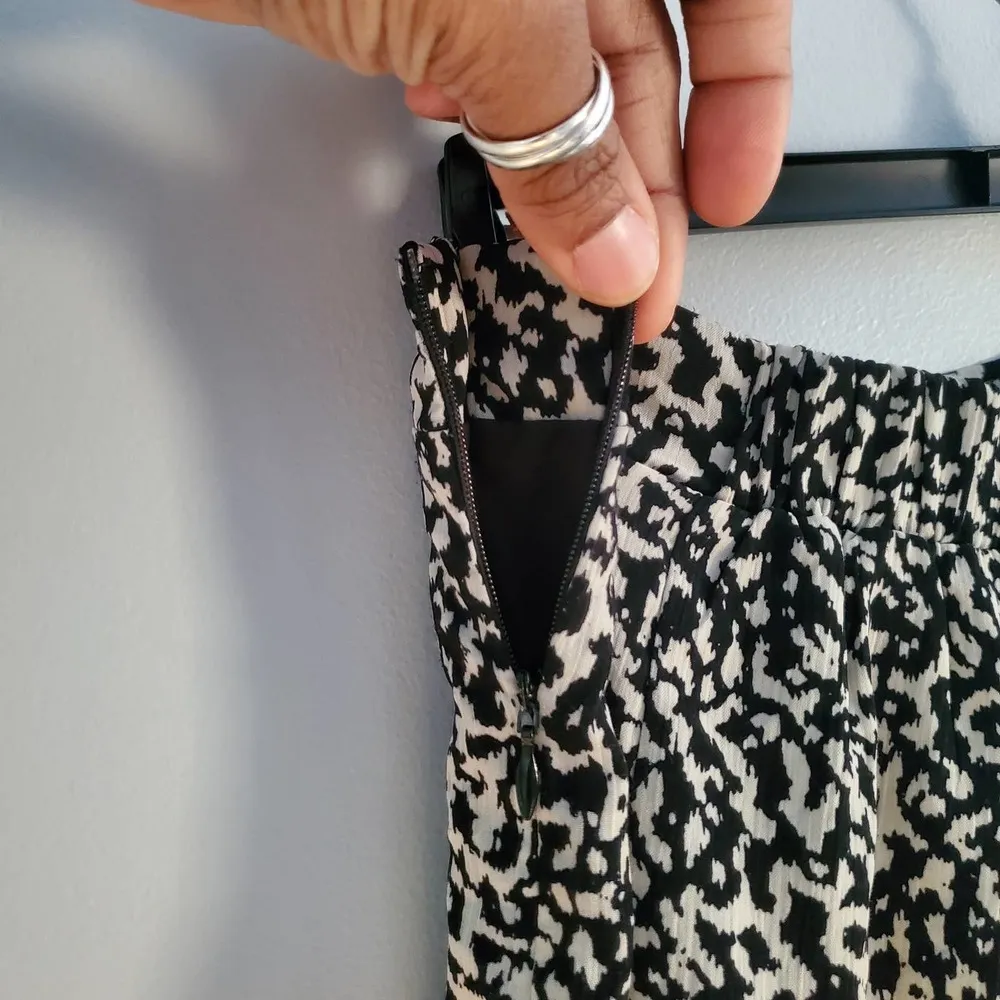 Lucy Paris Faux Wrap Pleated Lightweight Pull On Midi Skirt Black & White M - Image 6