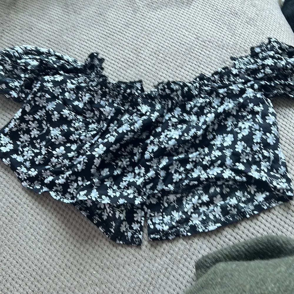 NWT LF off the shoulder printed floral crop top - Image 9