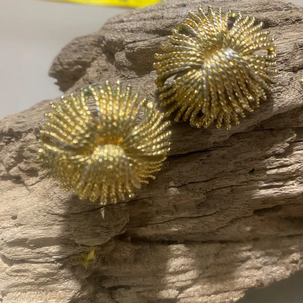 Vintage Gold Tone Pierced Earrings Round Textured Burst Design Unique Design - Image 5