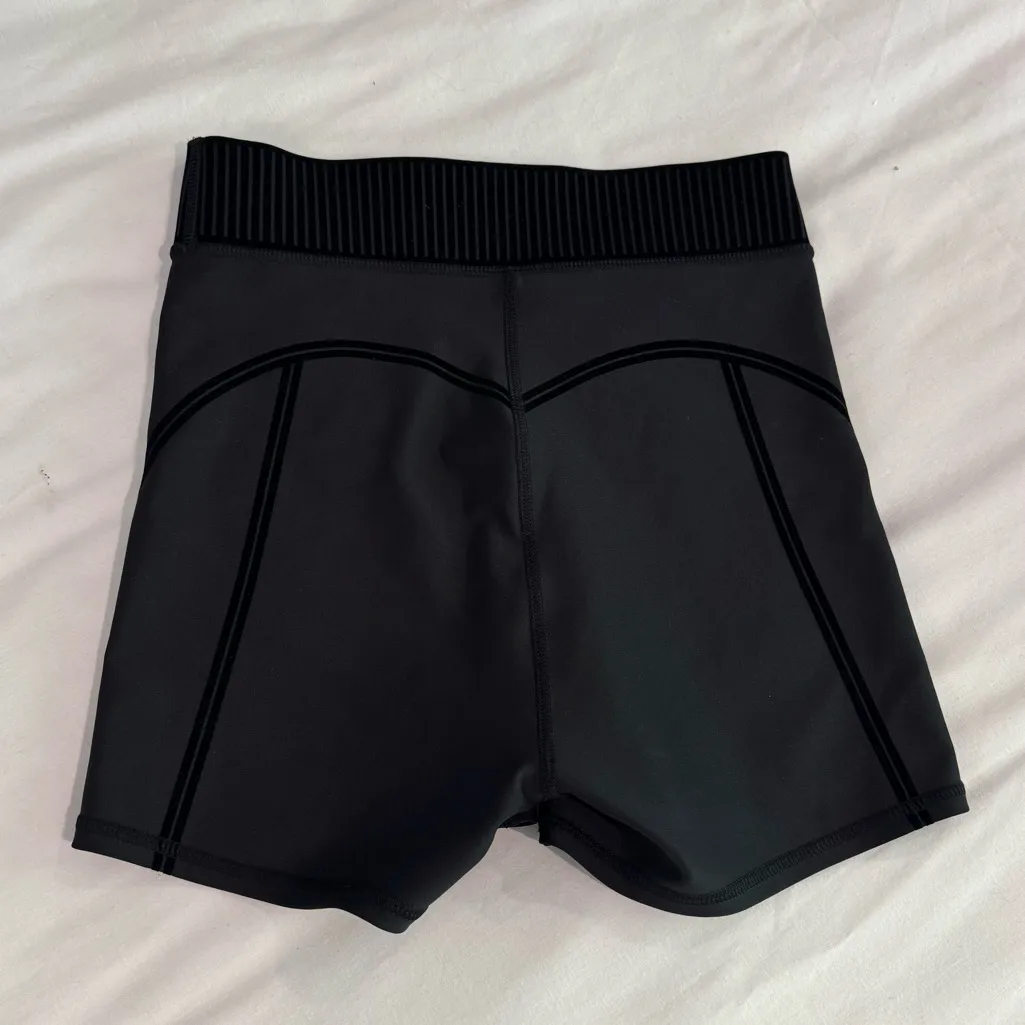 NEW $94 Alo Yoga Airlift High Waist Line Up Shorts XXS - Image 4
