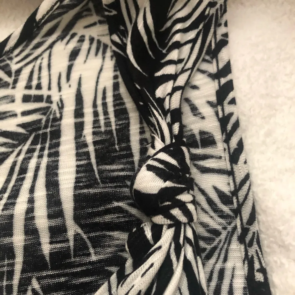 H & M Sleeveless Fern Leaf Sleeveless Top Black & white  S - Image 9