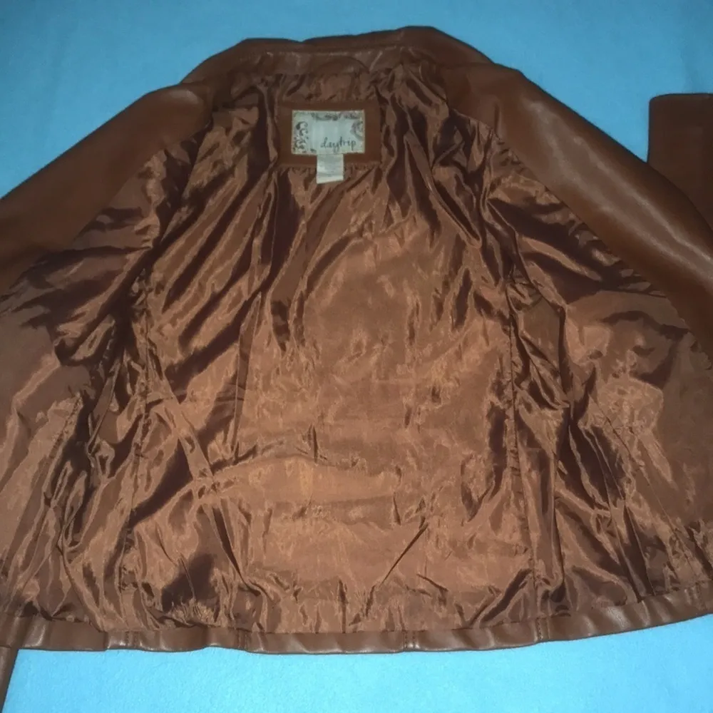 𝅺DAYTRIP two tone ruffles asymmetrical zipper faux leather belted size M - Image 5