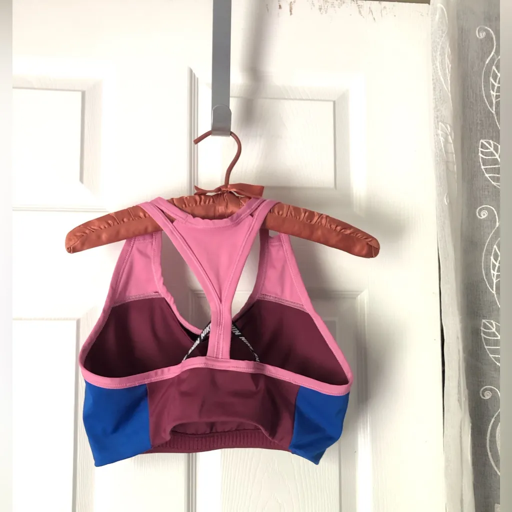 Nike swoosh logo colorblock Woman’s sports bra tank top dri-fit size L no pads - Image 4