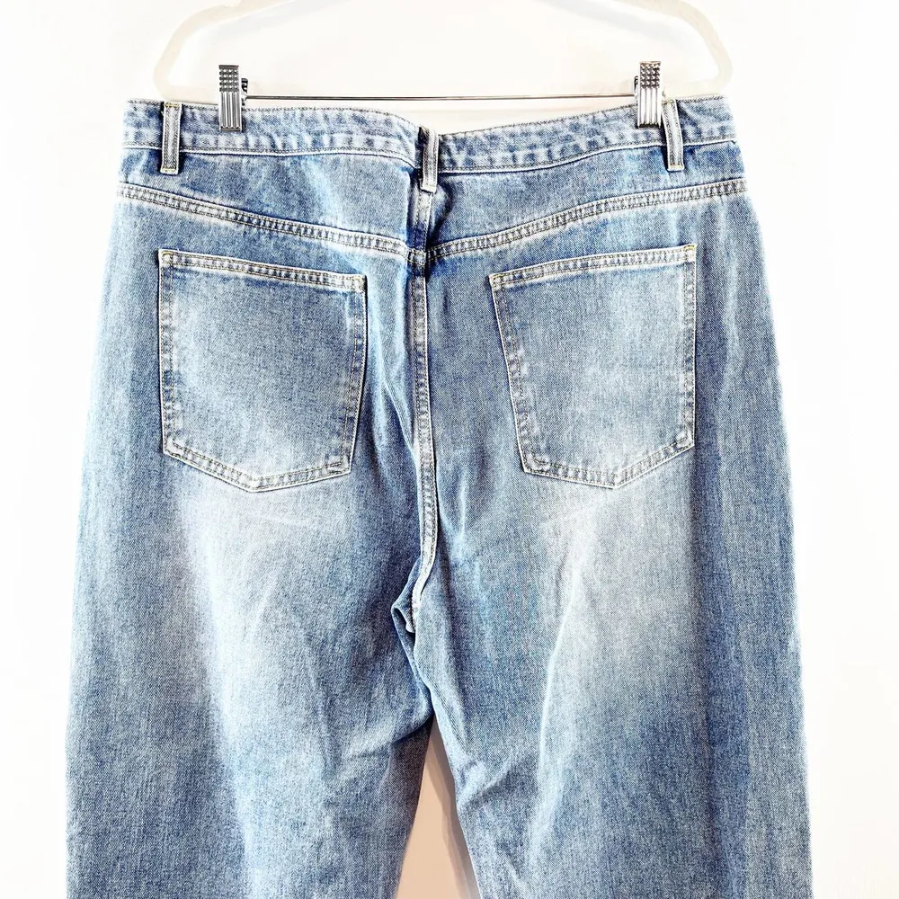 Pretty Little Thing  Plus Open Knee Long Leg Straight Leg Jean Light Blue Wash 14 - Image 12