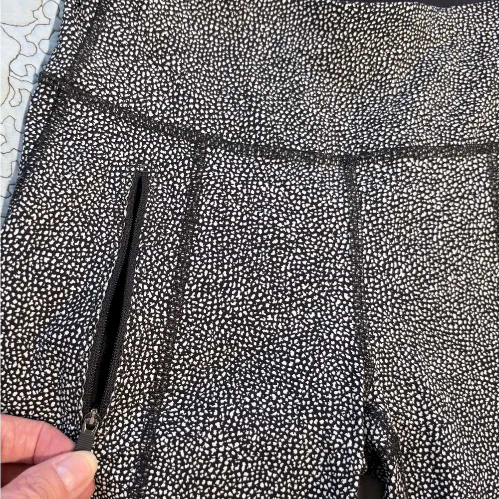 LULULEMON  Invigorate 7/8 Tight
Chakra Print Alpine White Black / Black Sz 4🧡 - Image 7