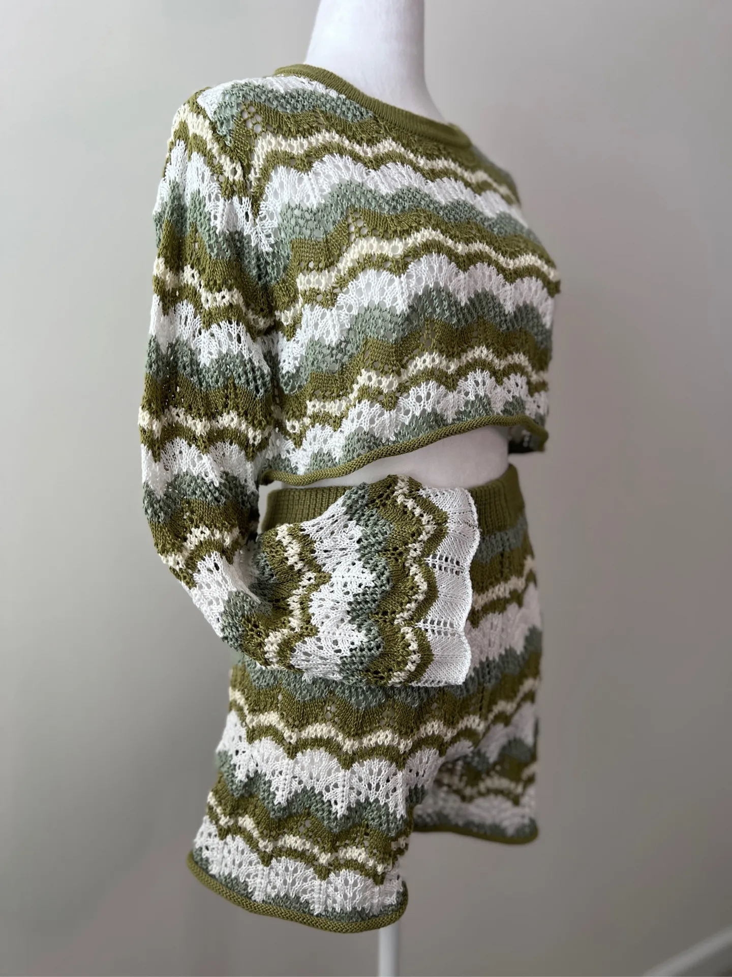 Green and white waived striped knit crop top and shorts set. Size M - Image 2