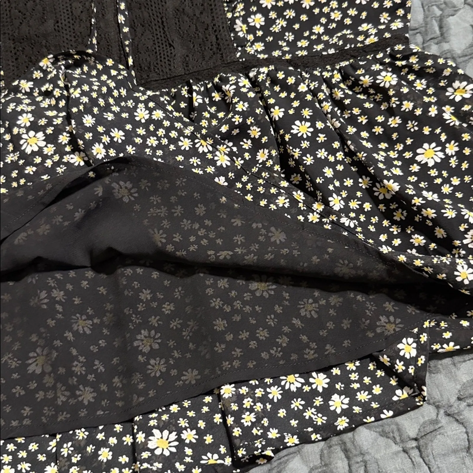 In Bloom size medium peasant blouse daisy pattern black lace panel tasseled neck - Image 10