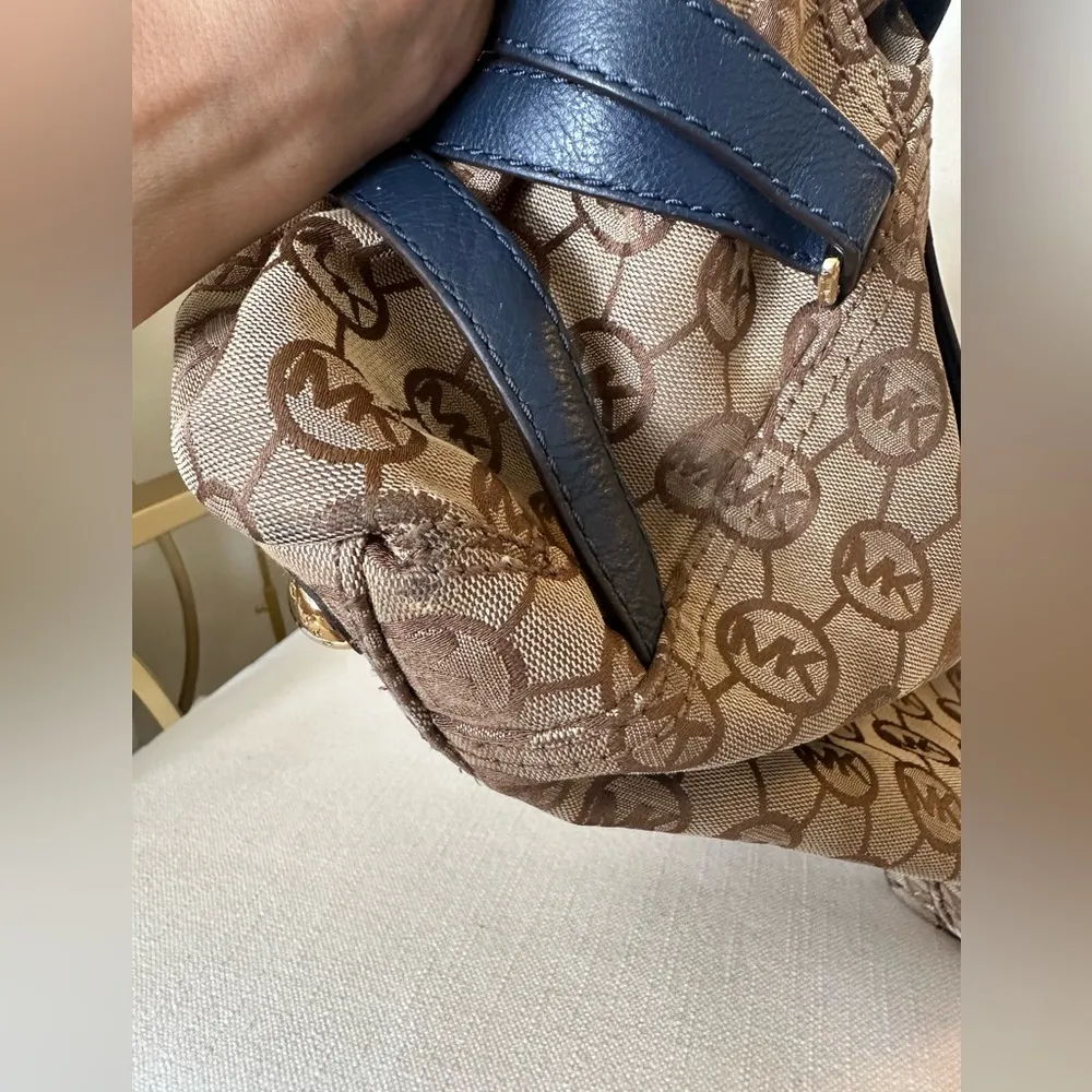 MICHAEL Michael Kors Navy Beige Signature Canvas and Leather Gansevoort Tote - Image 11