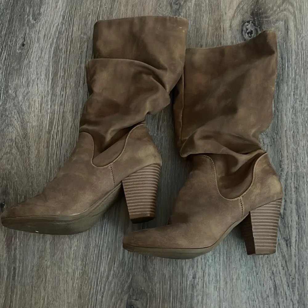 Francesca’s Tan Slouchy Heeled Boots Size 6 Medium - Image 5