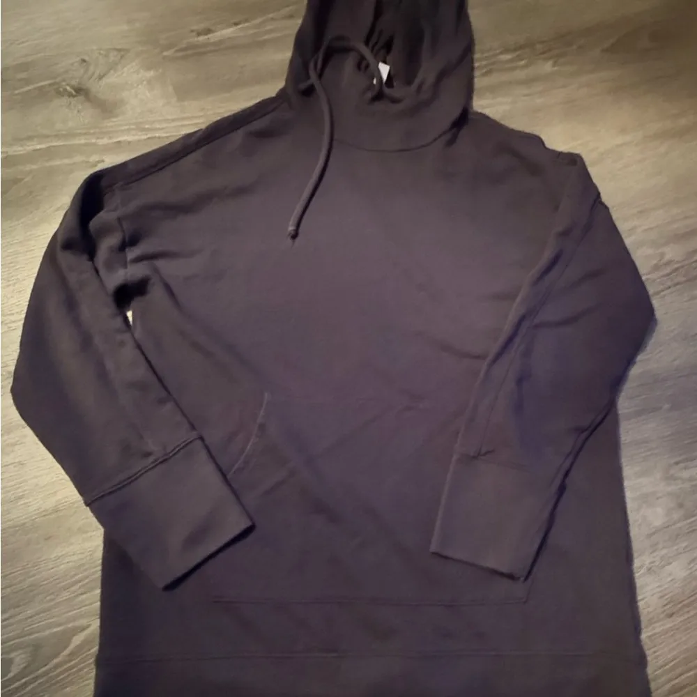 Fabletics  Charcoal Black medium Hoodie with kangaroo pockets - Image 4