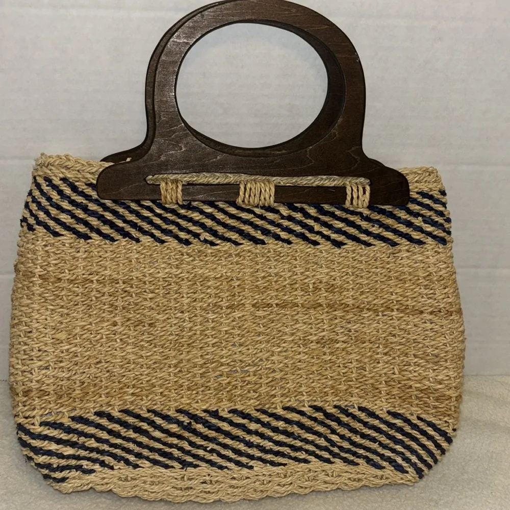 STRAW BAG WITH WOODEN HANDLES FISH DESIGN WTH NLING ON FRONT
NAVY BLUE AND TAN - Image 5