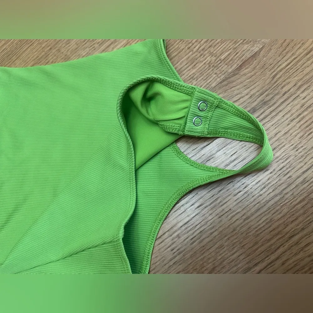 EXPRESS NWOT Body Contour Ribbed Vneck lime green body suit sz XS - Image 5