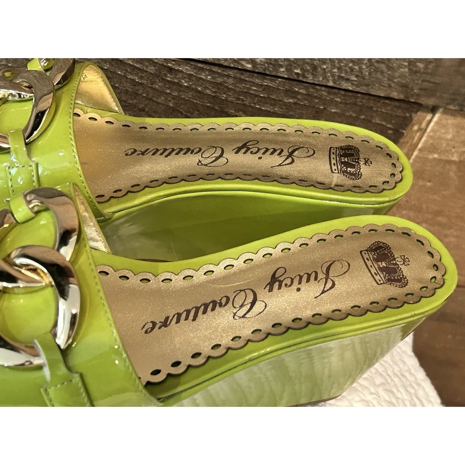 Vintage Y2K Juicy Couture Green Patent Leather Wedge Sandals Size 6 Chain Accent - Image 3
