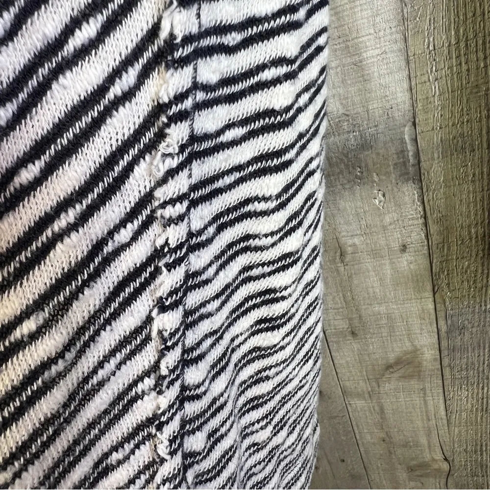 Lucy & Laurel Sz XS Black & White Striped Lightweight Knit Sweater Raw E… - Image 8