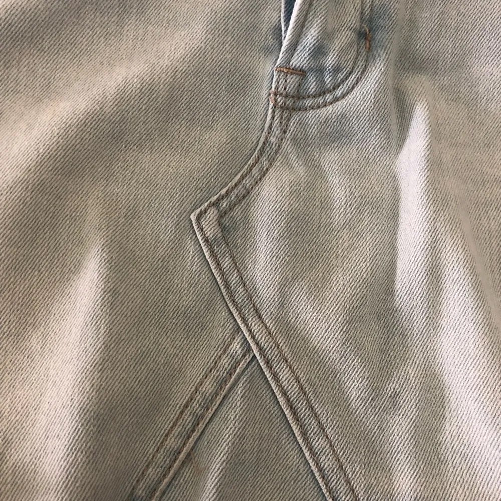 AE Mid Rise Curvy Denim Mini Skirt Size 8 W/Fringe Hem Button-Fly Light Wash - Image 4