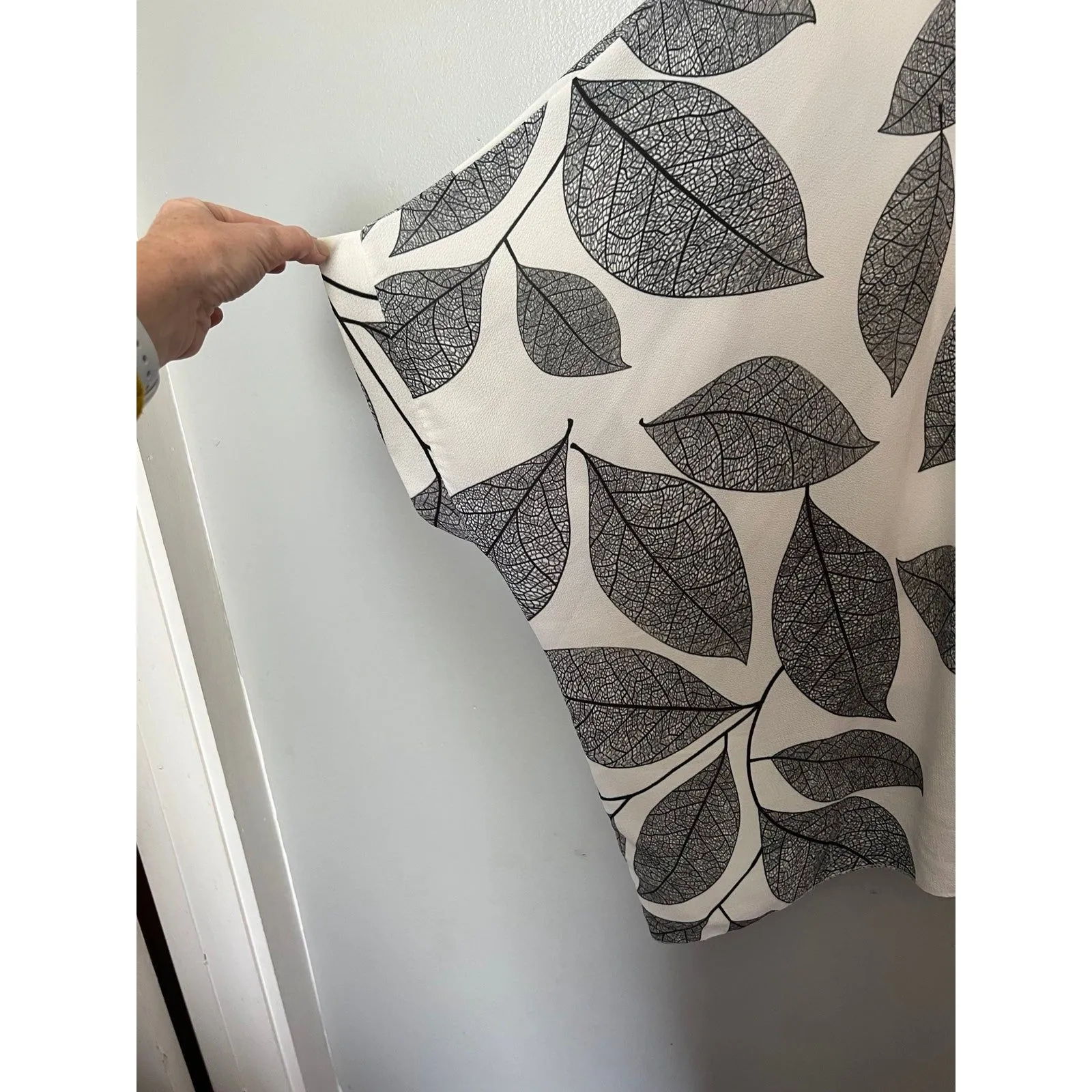 Nina Murati batwing shawl top leaf print size S/M‎ White - Image 5