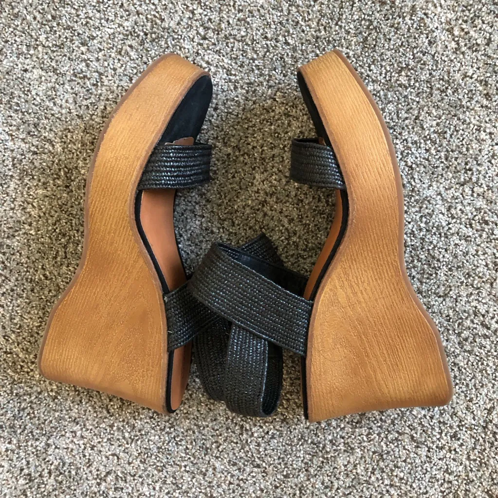 Lucky Brand Black and Tan Wedge Sandals Womens 9.5M - Image 2