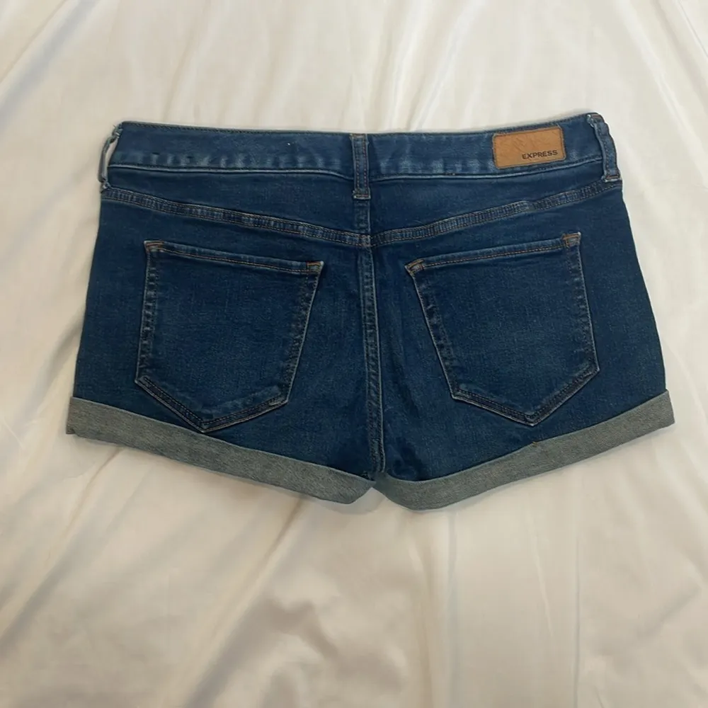 173 Express Ultimate Stretch Shortie Low Rise Dark Wash Jean Shorts Size 4 - Image 2