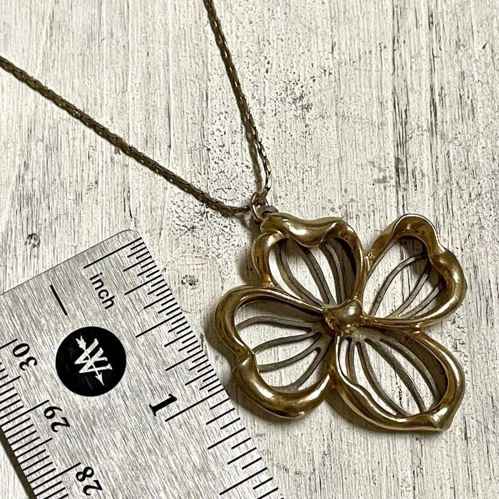 Avon vintage dogwood flower silver and gold tone pendant necklace - Image 6