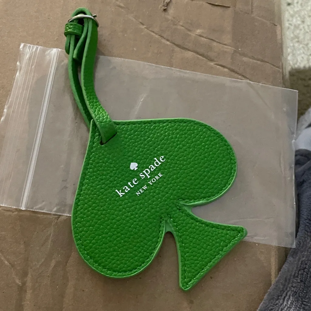 Kate Spade New York Leather Spade Shaped Luggage Bag Tag Green Buckle Close - Image 3