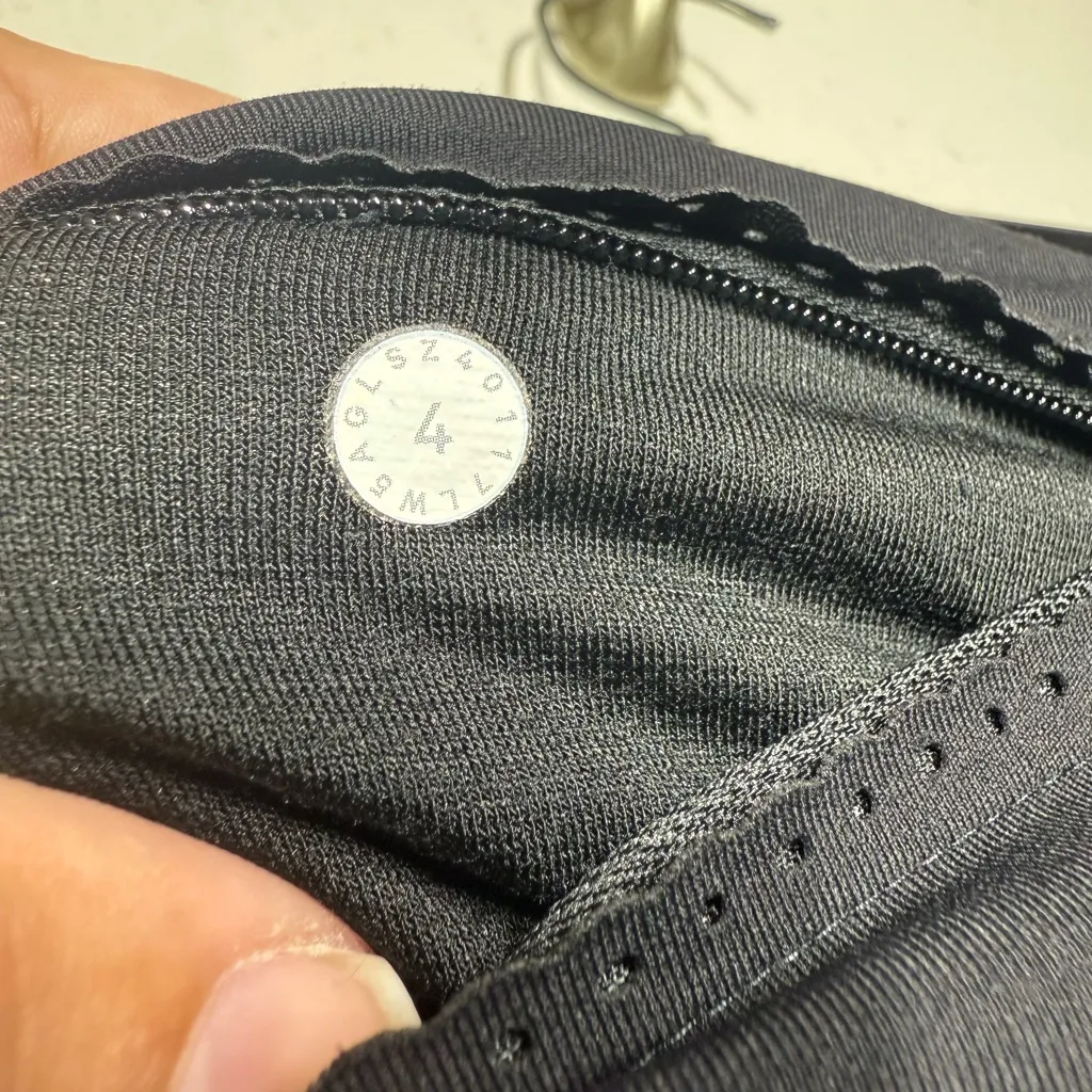 Lululemon Smooth Stride Tight Size 4 - Image 11