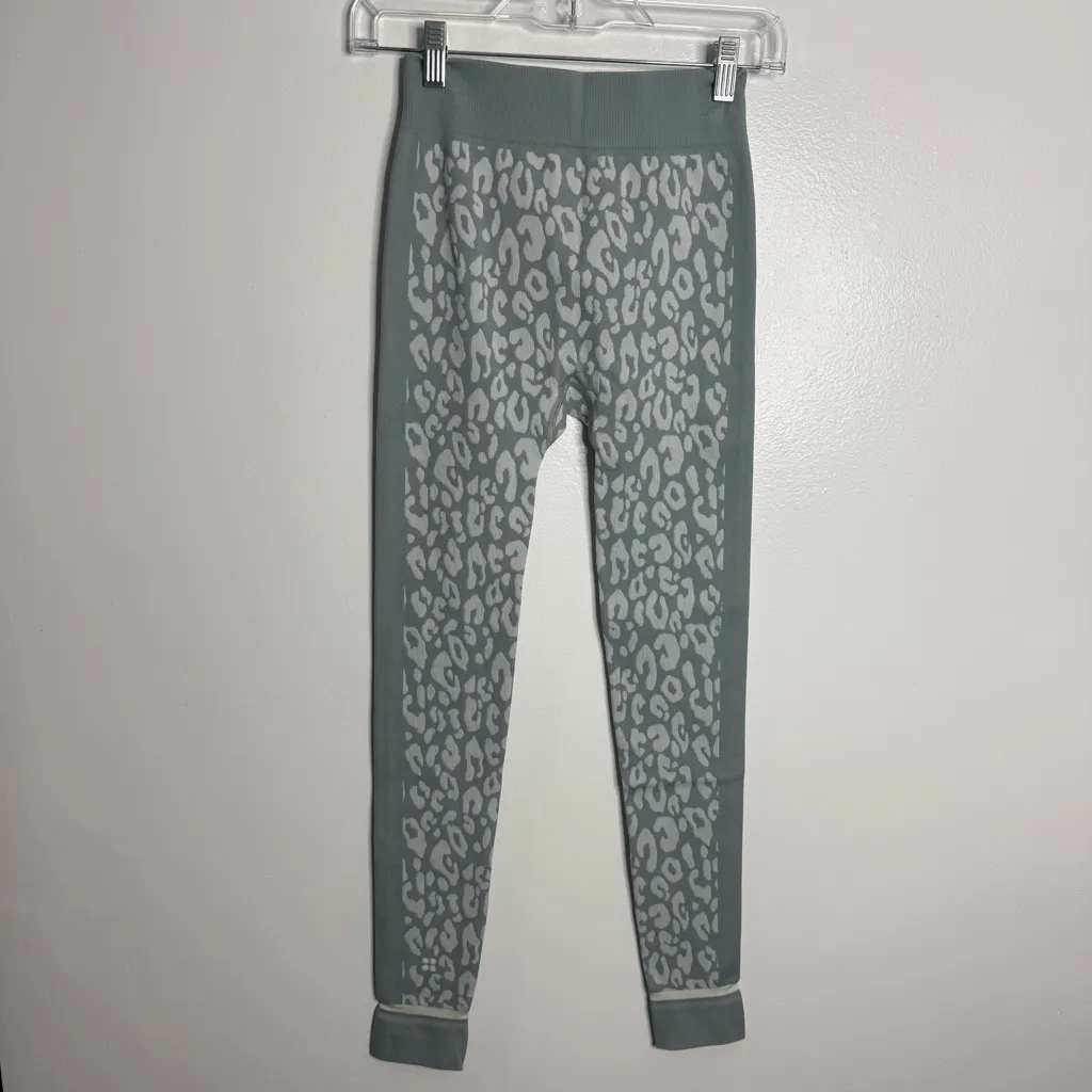 NWT Sweaty Betty Leopard Jacquard Base Layer Leggings Blue Leopard Paint Small - Image 4
