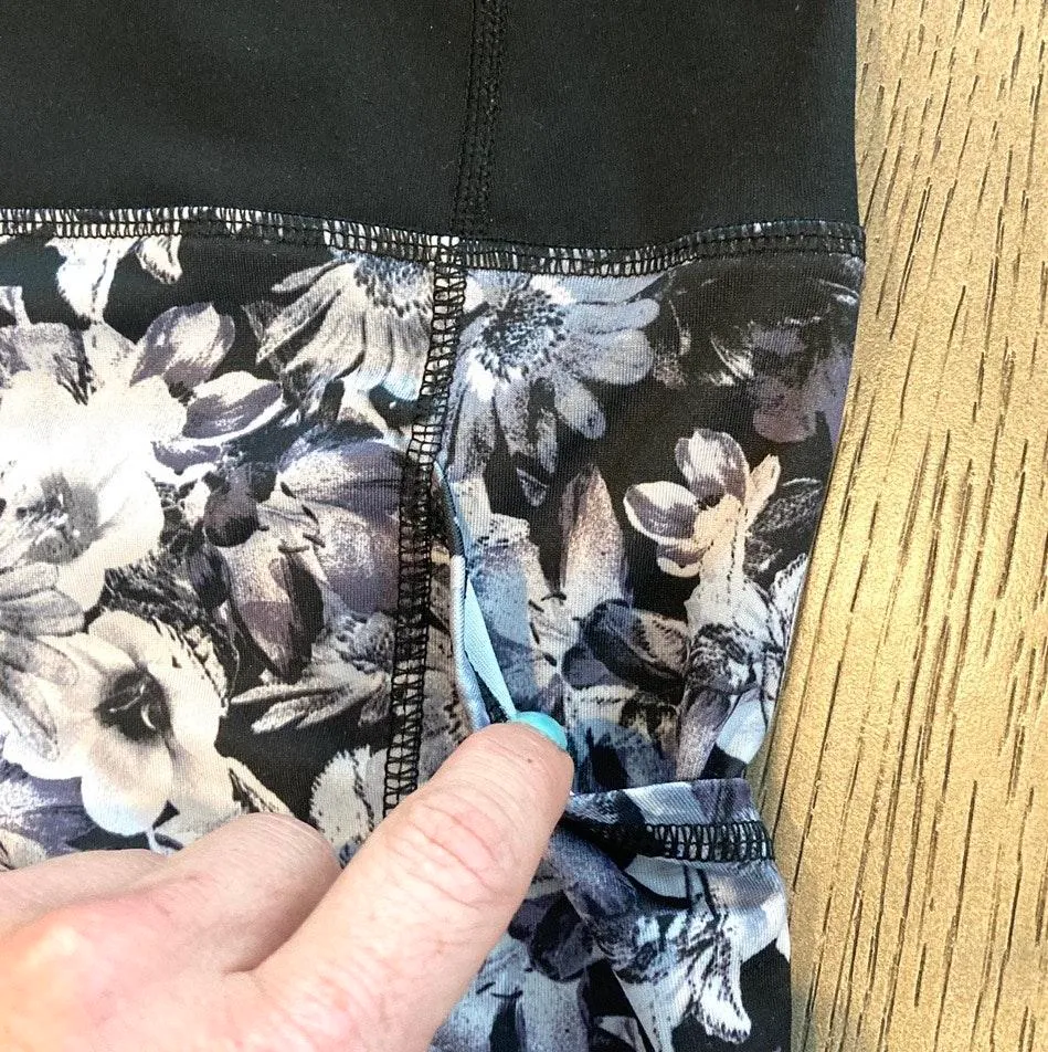 NWOT 90 Degree black & white floral yoga shorts. Sz small - Image 4