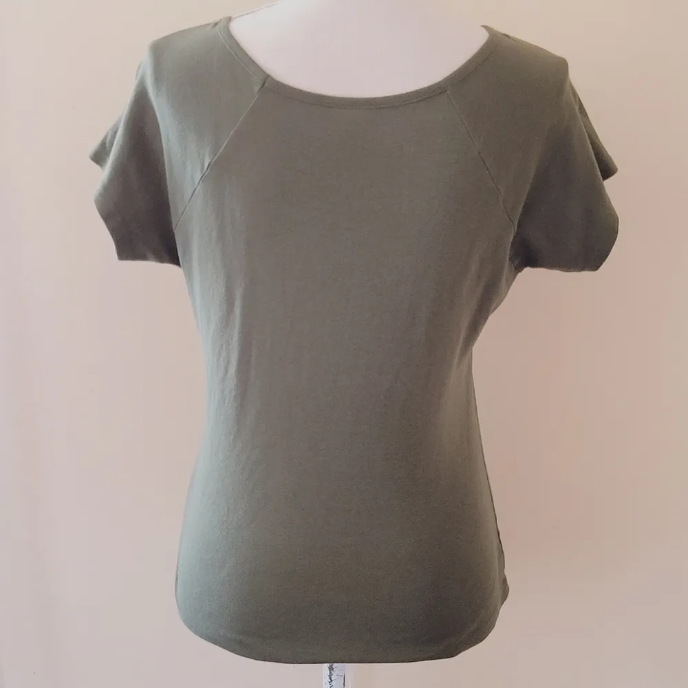 Greek olive embroidered tee size medium - Image 4