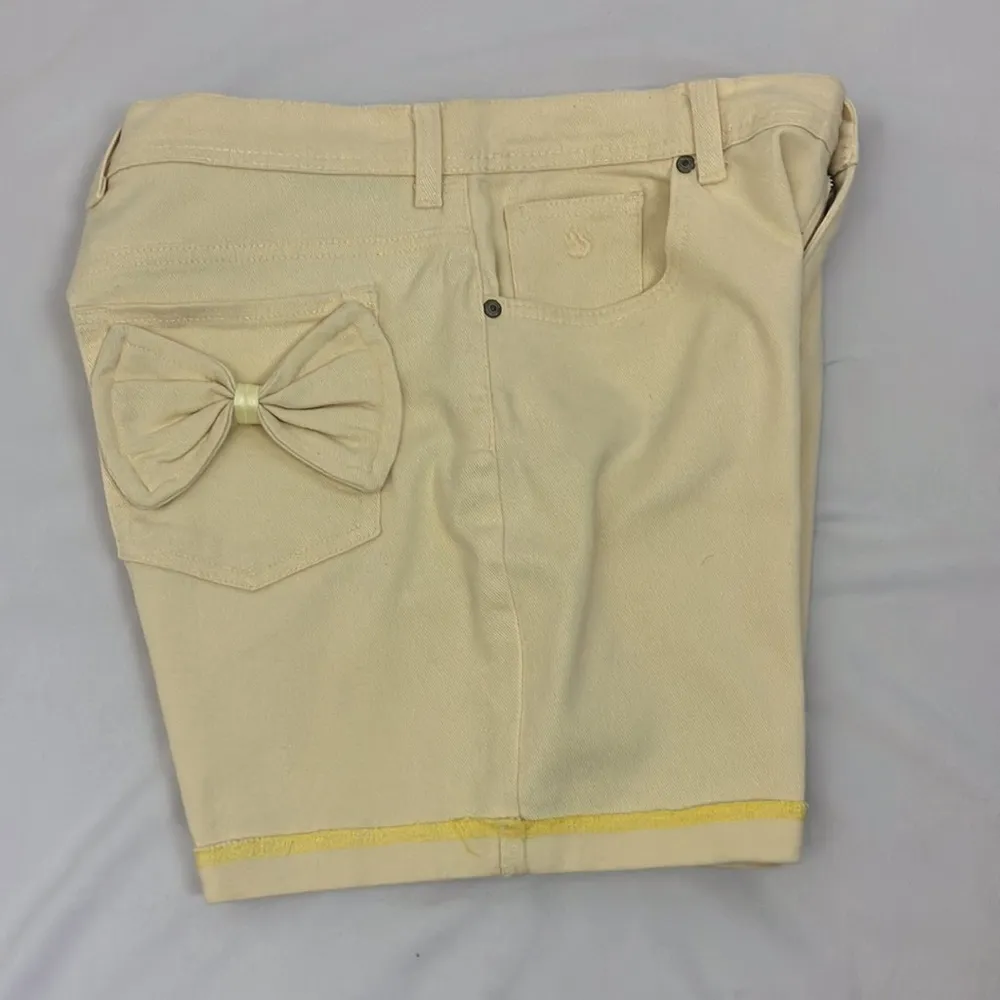 Gloria Vanderbilt Butter Yellow High Waisted Shorts with Bow Accents pockets 8 - Image 11