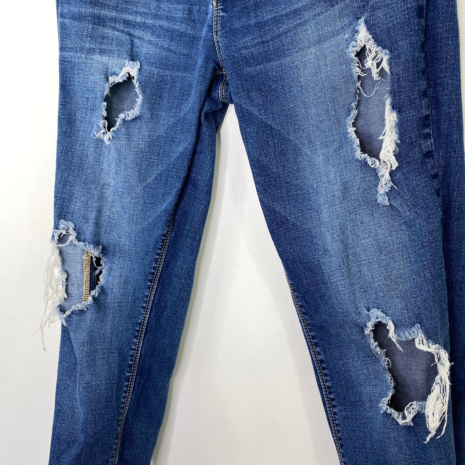 YMI Medium Wash Blue Stretch Denim Destroyed Cropped Jeans Junior's Size 9 - Image 3