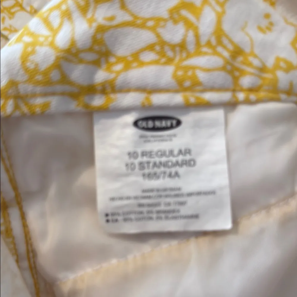 Old Navy Yellow Floral Cropped Pants - Image 6