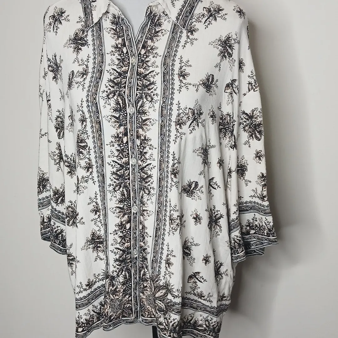 Black And White Floral Button Up Shirt Size XL - Image 2