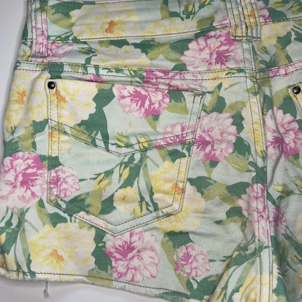 Forever 21 Flowers Print Short Size M🌸🌼🌷🌺 - Image 9