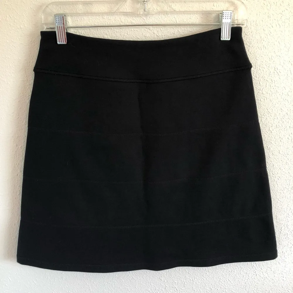 Athleta Strata Ponte Black Skirt with front zipper pockets size XS - Image 3