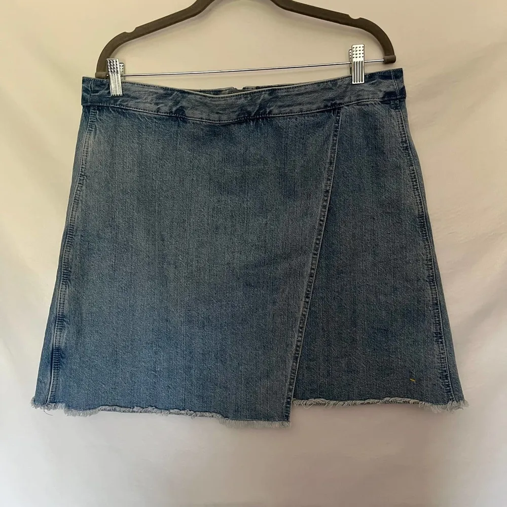 Loft  Denim Faux Wrap Jean Skirt Sz 14 32 Knee Length Raw Hem Medium wash - Image 10