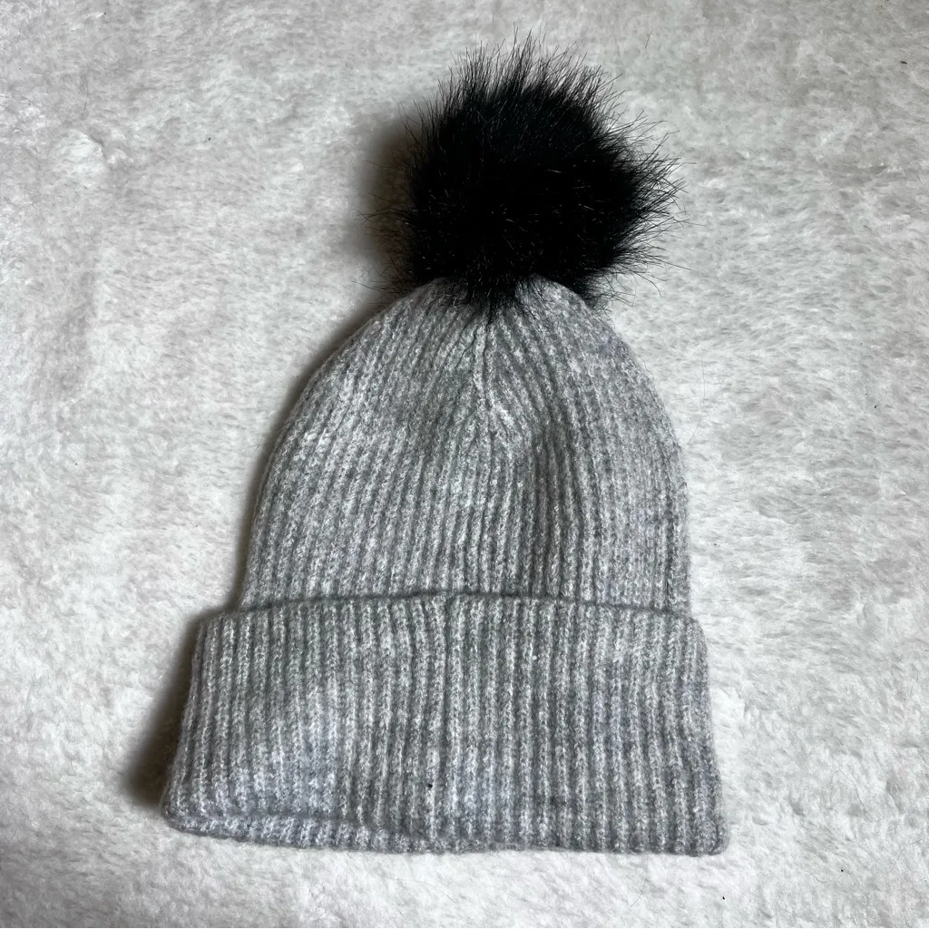 NWT Steve Madden Heather Gray Knit Pom Beanie - Image 5