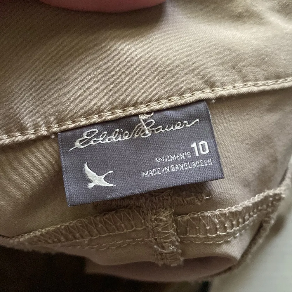 Eddie Bauer tan ruched leg capri pants, size 10 - Image 2