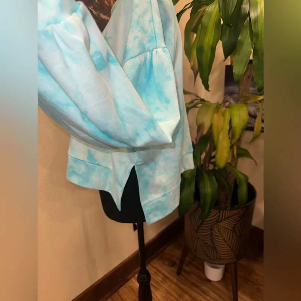 EUC CROWN & IVY CABANA tie-dye baby blue cloud ☁️ cropped ballon sleeve Sz M - Image 3