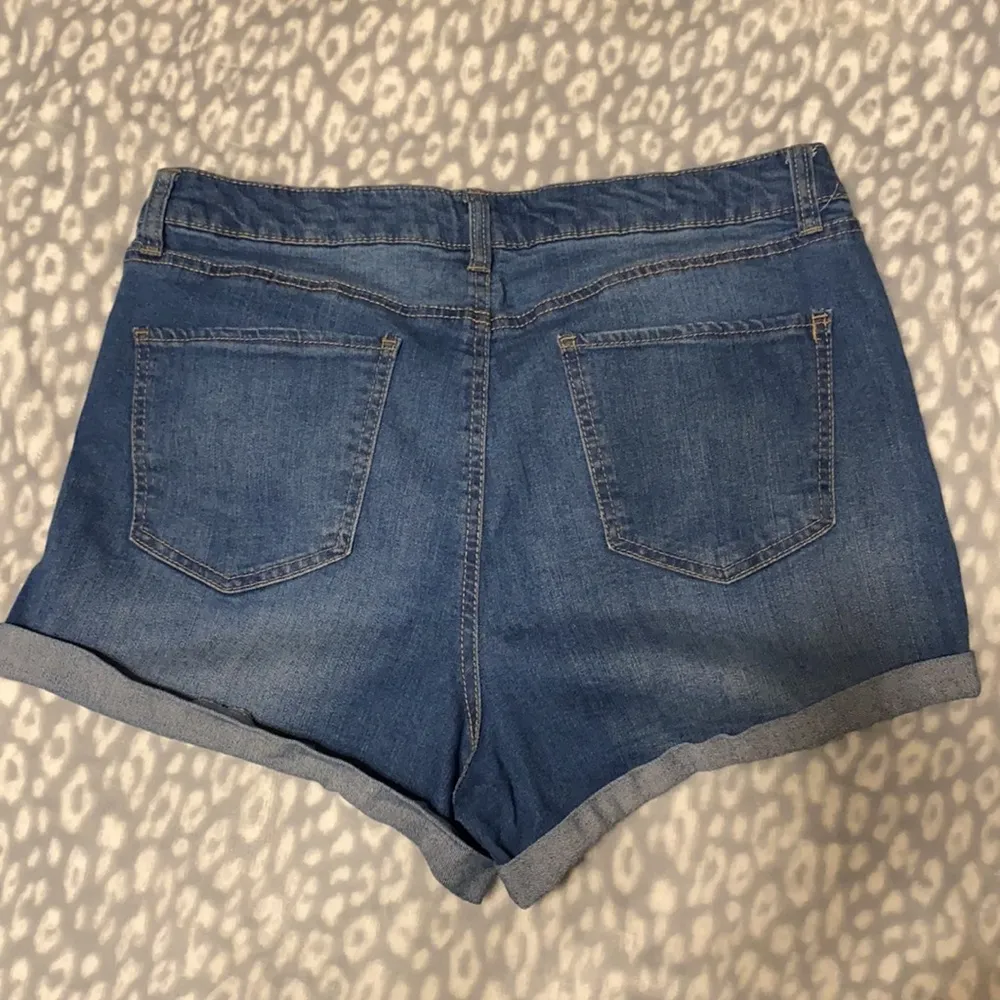 Refuge high waist cuff hem stretch jean shorts - Image 2