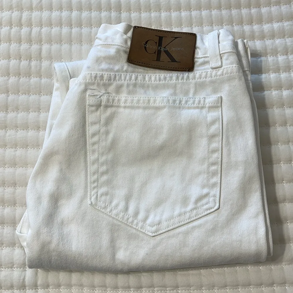 Calvin Klein White Vintage Jeans 32" Inseam Size 11 - Image 4