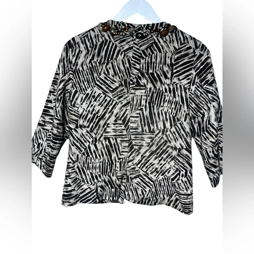 Chico’s Neutral Toned Embellished Hook Closure Classic Blazer Size Small - Image 7