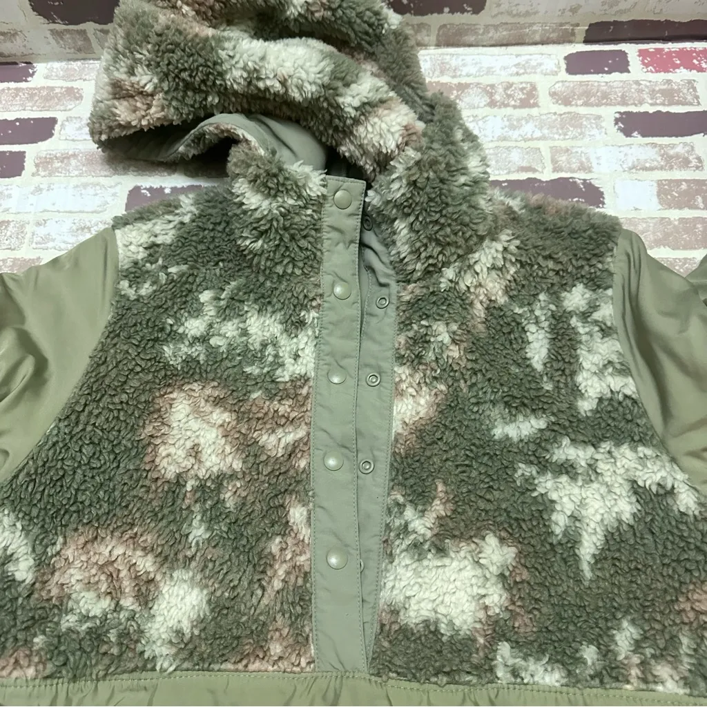 Patagonia Women's Green and Cream Teddy Jacket vintage - Image 12