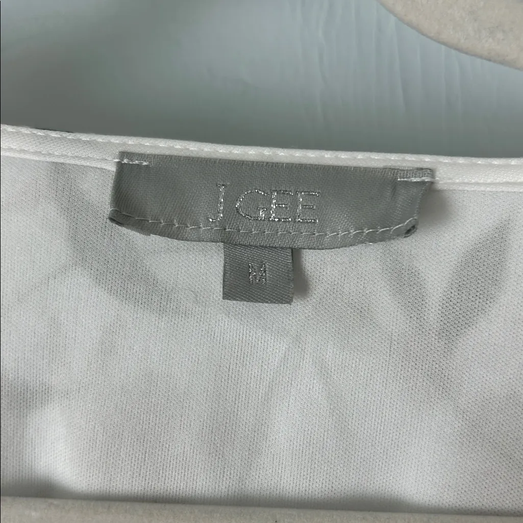 Floral white dress w/ puff sleeves & smocked waist Size M - Image 6