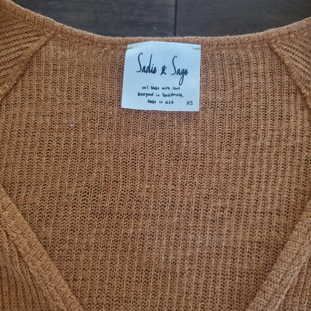 Sadie & Sage V Neck sweater Wtap style lightweight size Xs burnt orange - Image 4