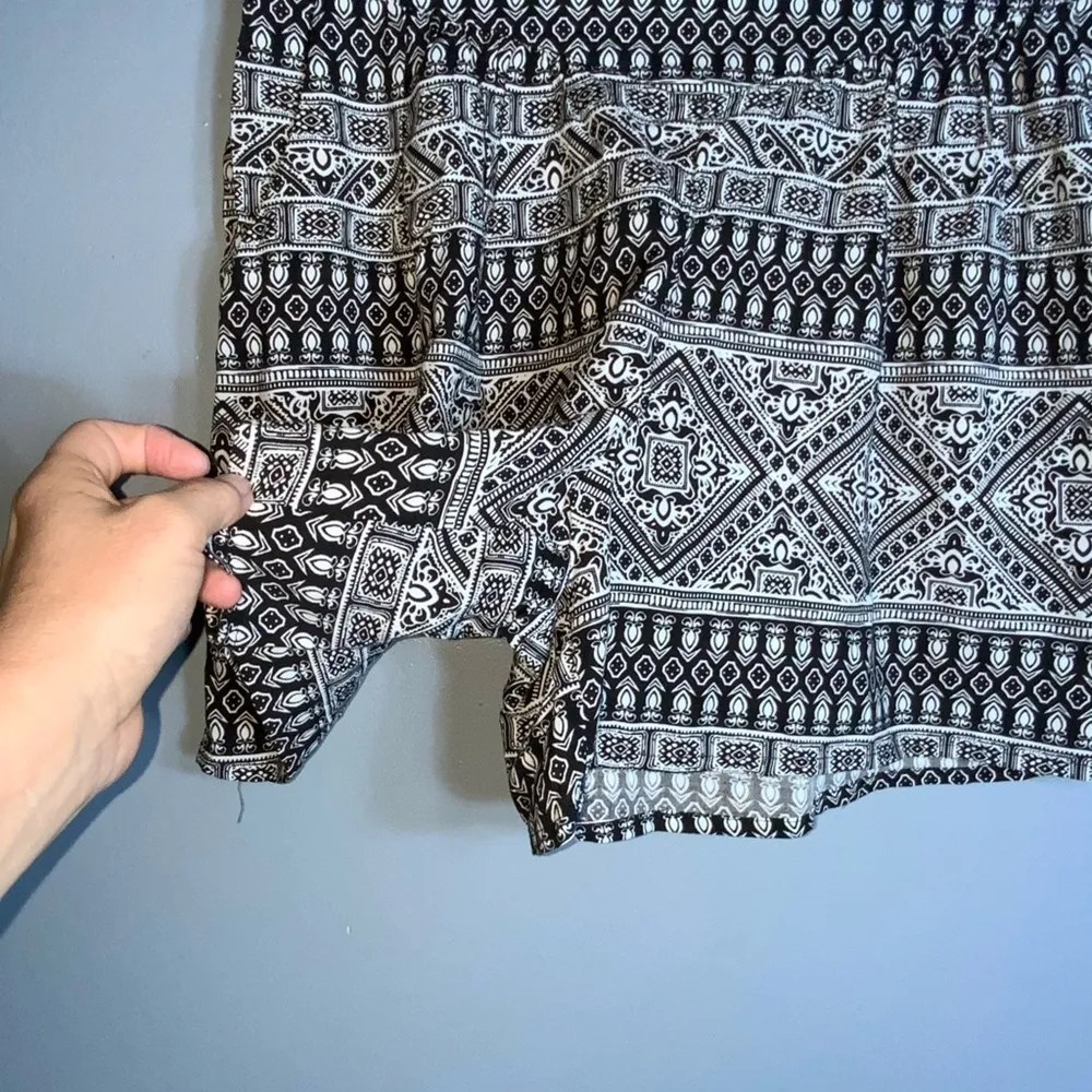 One 5 One Black & White Pull On Elastic Waist Flowy Shorts Pockets M - Image 5